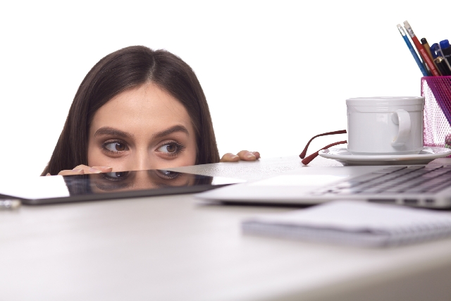 見せる派?見せない派?働く大人のための歯列矯正 見せる派?見せない派?働く大人のための歯列矯正