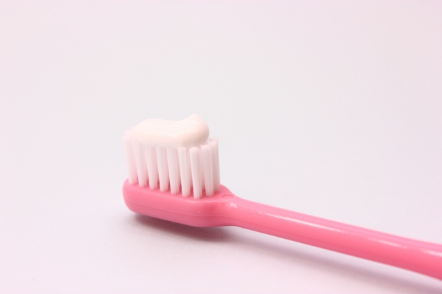 ホワイトニング歯磨き粉の種類とその効果とは?プロが行うホワイトニングとの違い ホワイトニング歯磨き粉の種類とその効果とは?プロが行うホワイトニングとの違い