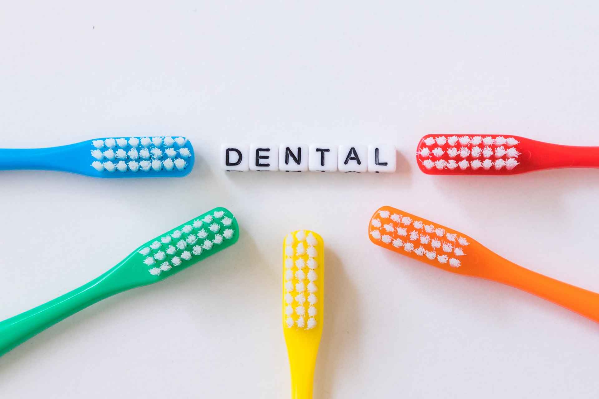 カラフルな歯ブラシとデンタルの文字