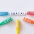 カラフルな歯ブラシとデンタルの文字